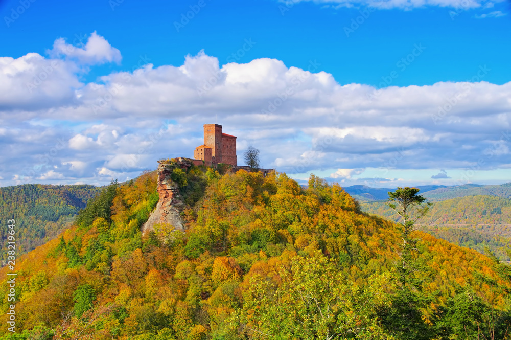 Trifels Burg im Herbst im Pfälzer Wald - castle Trifels in Palatinate Forest