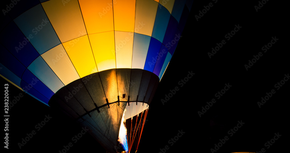 Fototapeta premium hot air balloon at night 