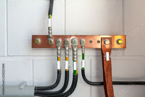 Installation und Erdung in einer Industrieanlage