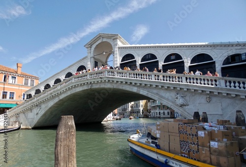 Puente de Rialto,Ponte di Rialto, el más antiguo de los cuatro puentes de Venecia que cruzan el Gran Canal.