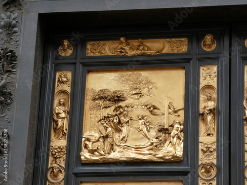 Puerta del Paraíso, la puerta este del Baptisterio de Florencia.Se encuentra ubicada frente a la catedral de Santa María del Fiore. Es obra de Lorenzo Ghiberti.