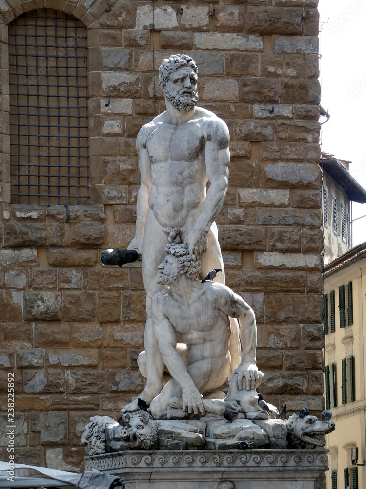 Escultura de Hércules y Caco de Baccio Bandinelli, Palazzo Vecchio (Palacio Viejo) se encuentra en la Plaza de la Señoría, en Florencia, Italia.