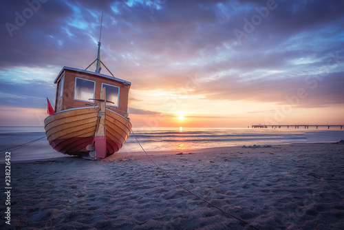 Fischerboot am Strand von Ahlbeck auf Usedom an einem frühen morgen im Sommer