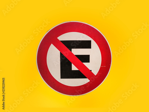 Cartel prohibido estacionar sobre fondo amarillo aislado. Vista de frente photo