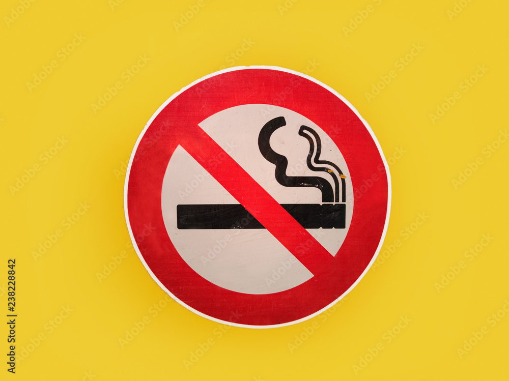 Cartel Prohibido fumar sobre fondo amarillo brillante aislado