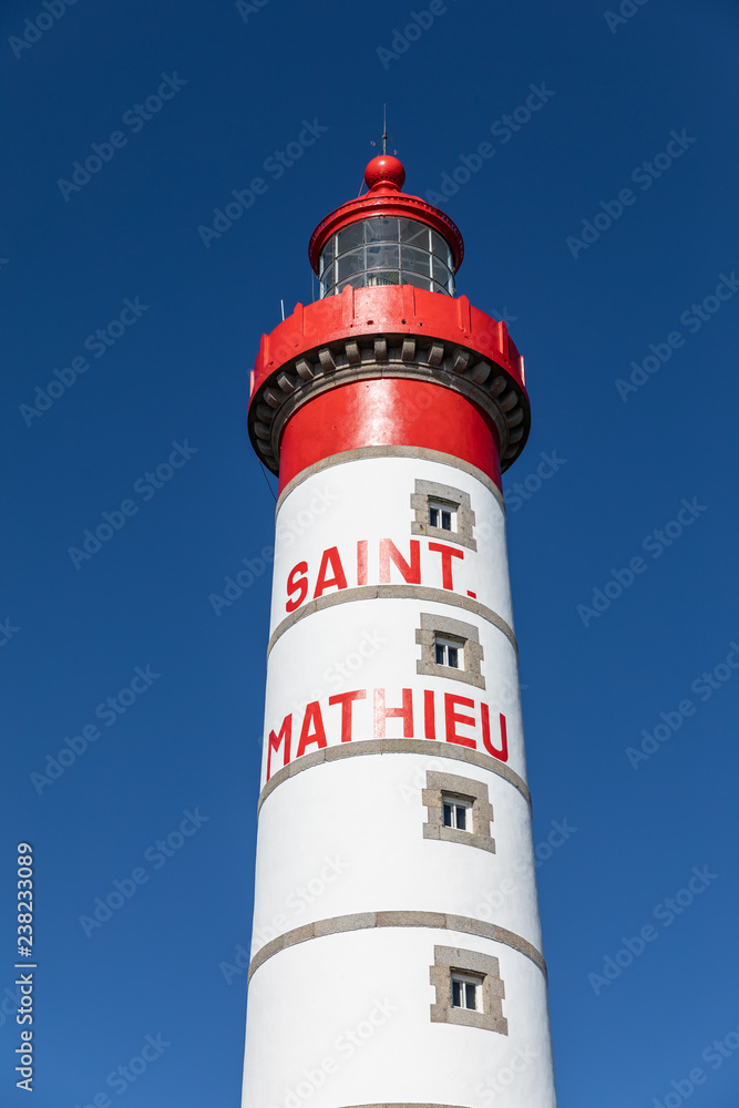 Le phare blanc et rouge de Saint-Mathieu sur la pointe Saint-Mathieu à Plougonvelin (Finistère, France)