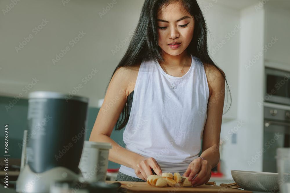 © Jacob Lund - Woman preparing healthy juice in the kitchen © Jacob Lund - Woman preparing healthy juice in the kitchen