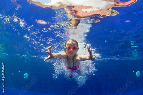 Fotografia Happy family in swimming pool