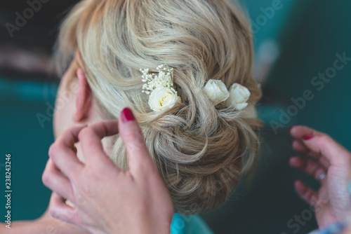 Novia peinado flores mujer