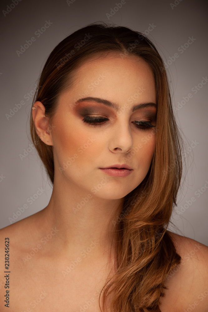 studiu Beauty portrait of a young brunette woman studiu Beauty portrait of a young brunette woman