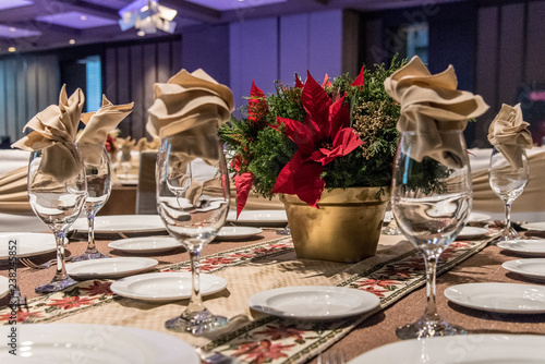 mesa navideña, con nochebuena, copas y manteles de fiesta