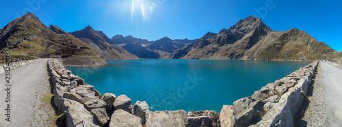 Bergsee an Staumauer