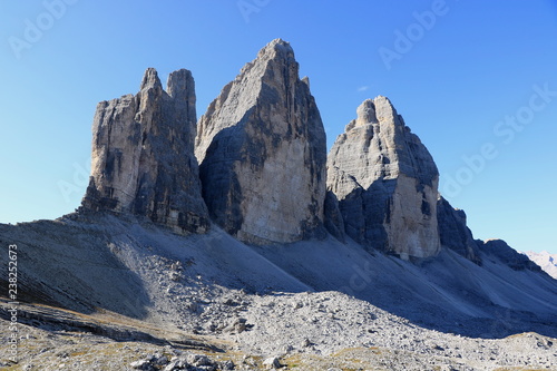 Paesaggio alpino con vista di tre picchi erosi in forme pittoresche - Tre Cime di Lavaredo - Parco naturale delle Dolomiti di Sesto - Italia