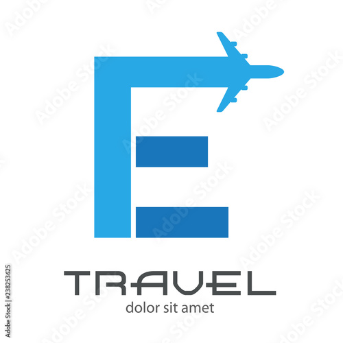 Logotipo TRAVEL con letra E con avión en dos tonos de azul