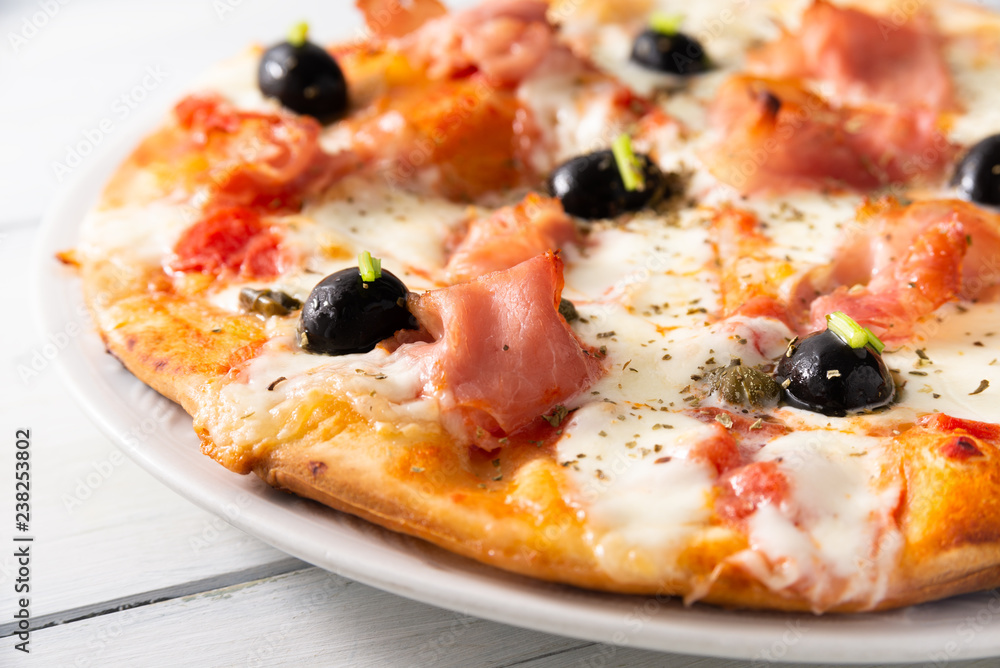 Pizza con prosciutto, olive, mozzarella e sugo Pizza con prosciutto, olive, mozzarella e sugo