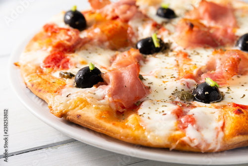 Pizza con prosciutto, olive, mozzarella e sugo