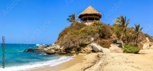 Panorama einer Hütte an einem Traumstrand im Nationalpark Tayrona bei Barranquilla an der Karibikküste von Kolumbien