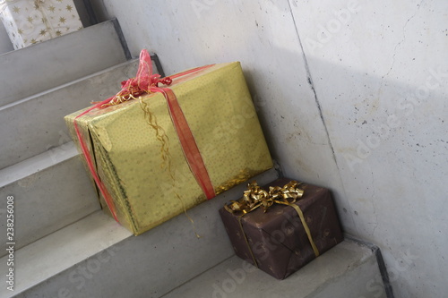 geschenke schön verpackt zu feiern geburtstag oder weihnachten photo