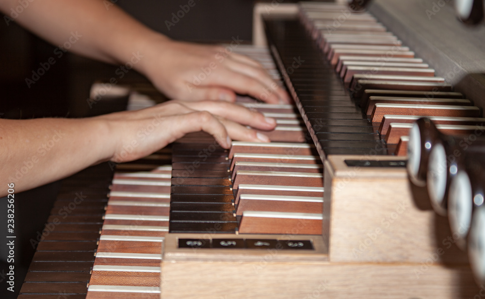 Hände spielen Bach an der Orgel