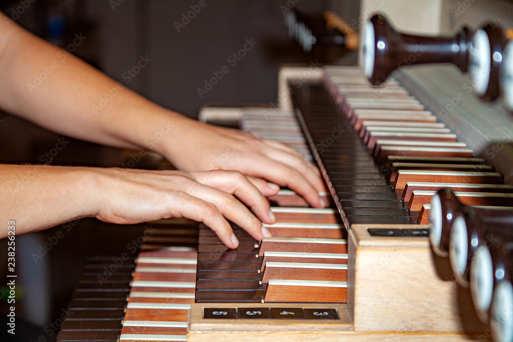 Hände spielen Bach an der Orgel