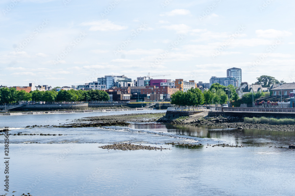Stadt Limerick in Irland mit dem Fluss Shannon Stadt Limerick in Irland mit dem Fluss Shannon