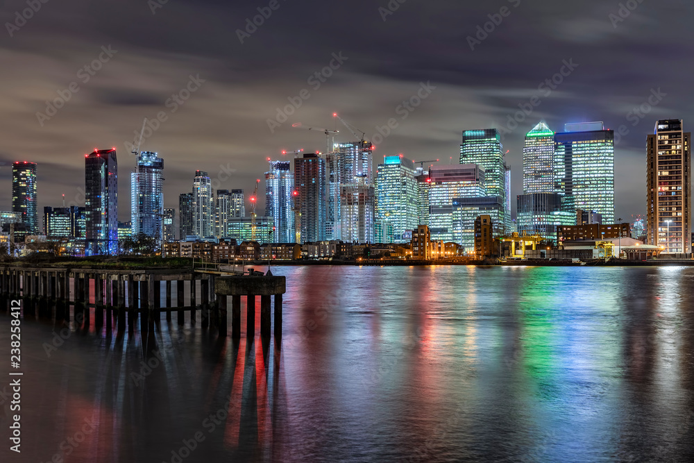 Fototapeta premium Nocna panorama Londynu, dzielnica finansowa Canary Wharf nad Tamizą i Docklands