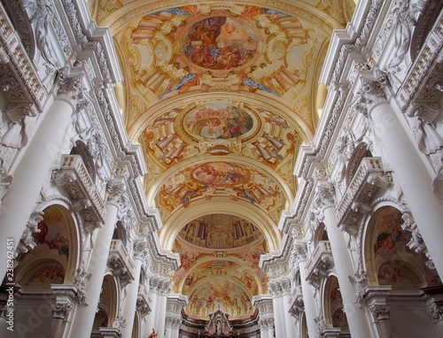 Augustiner Chorherrenstift - malerisches Deckenfresco der Stiftskirche St. Florian