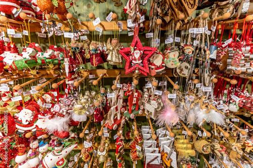 Weihnachtsmarktstand mit bunten Christbaumanh  ngern auf dem Wiesbadener Weihnachtsmarkt