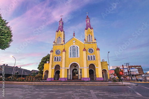 Foto Church of San Francisco at Plaza de Armas Square at sunset - Castro, Chiloe Isla