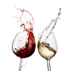 Foto auf Leinwand Küche Rot- und Weißweingläser spritzen  © Mariyana M