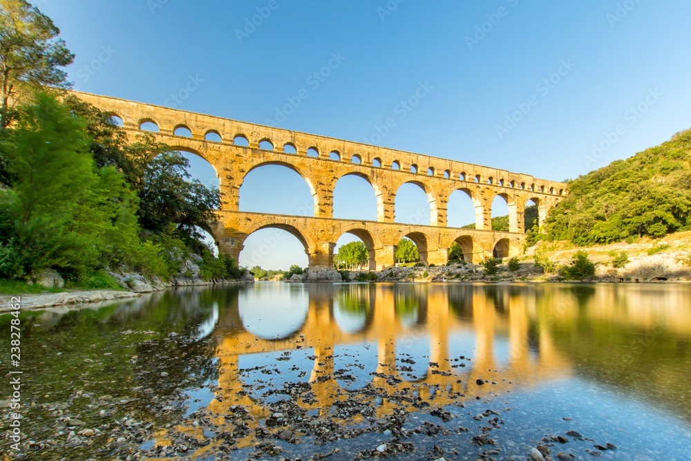 pont du Gard et son reflet