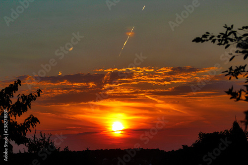 Sonnenuntergang im Saarland - Sonne scheint in tiefem Rot