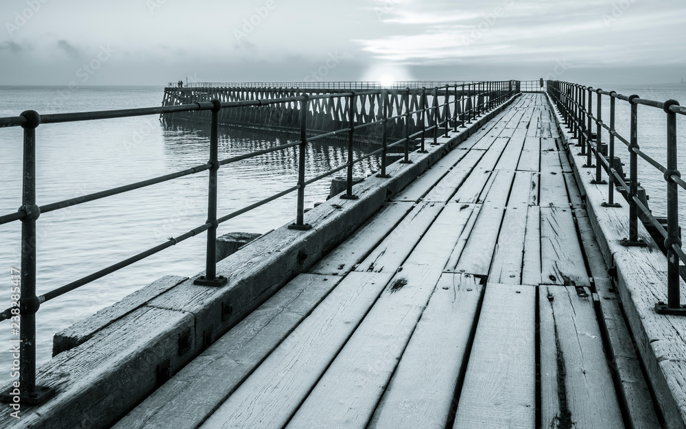 Obraz premium Frosty morning at South Pier, Blyth Harbour, Northumberland, England, UK.