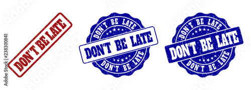 DON'T BE LATE scratched stamp seals in red and blue colors. Vector DON'T BE LATE watermarks with grainy style. Graphic elements are rounded rectangles, rosettes, circles and text tags.