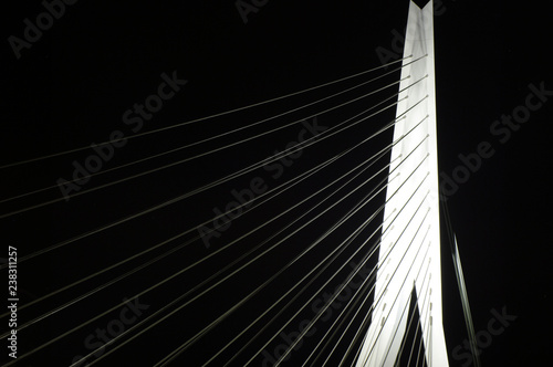Weiße Brücke in der Dunkelheit