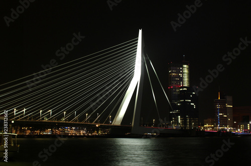 Skyline von Rotterdam in der Nacht