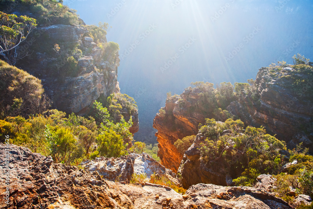 Obraz premium Sunlight in the sandstone cliff walls, Blue Mountains