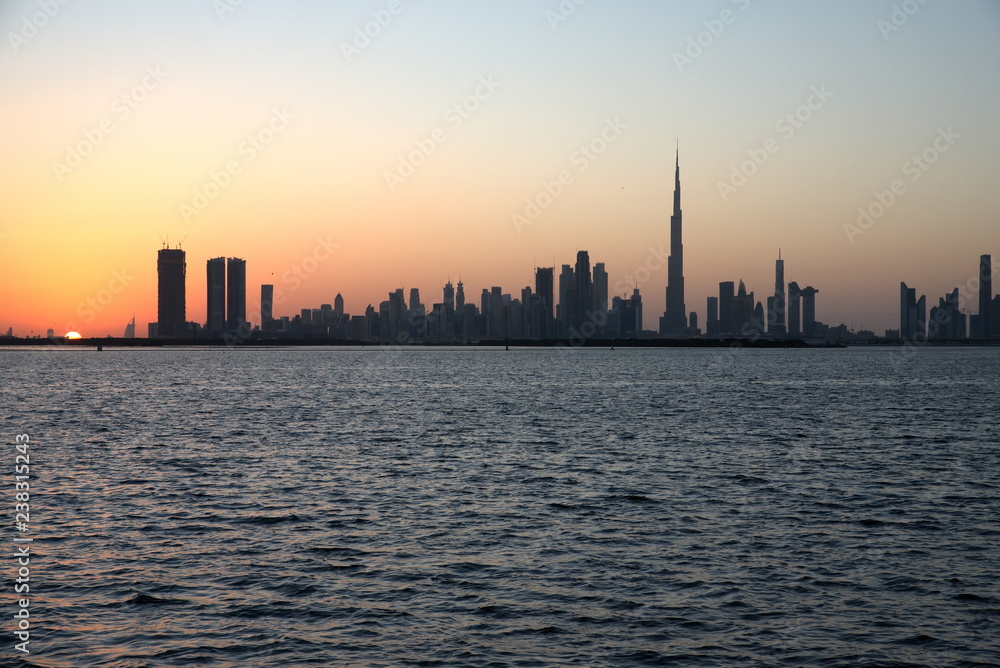 Obraz premium Dubai slyline from Dubai Creek Harbour and Dubai canal to Downtown and Business Bay, United Arab Emirates