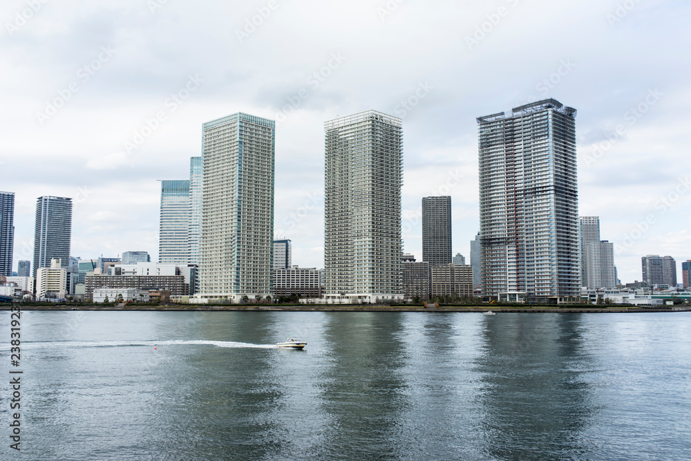 東京の運河沿いの風景