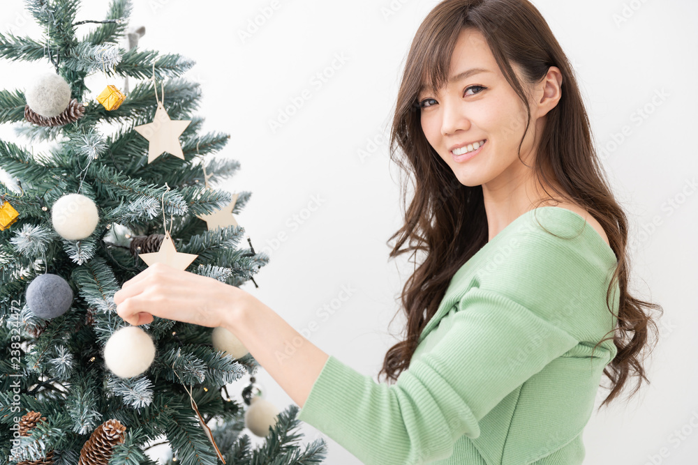 クリスマスツリーと女性 クリスマスツリーと女性