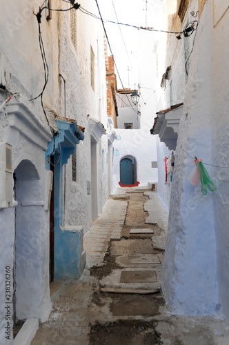 Naklejka na ścianę Wąska uliczka, niebieskie domy, Chefchaouen Medina, Chaouen, Tangier-Tétouan, Maroko, Afryka