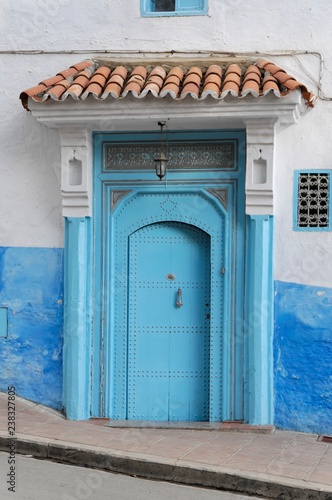 Türen, blaue Häuser, Medina von Chefchaouen, Chaouen, Tanger-Tétouan, Marokko, Afrika ©  Egon Boemsch