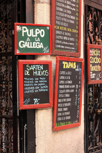 CARTELES DE TAPAS TÍPICAS EN CALLE DE CENTRO DE MADRID