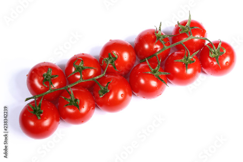 Grappe de tomates cerises sur fond blanc 