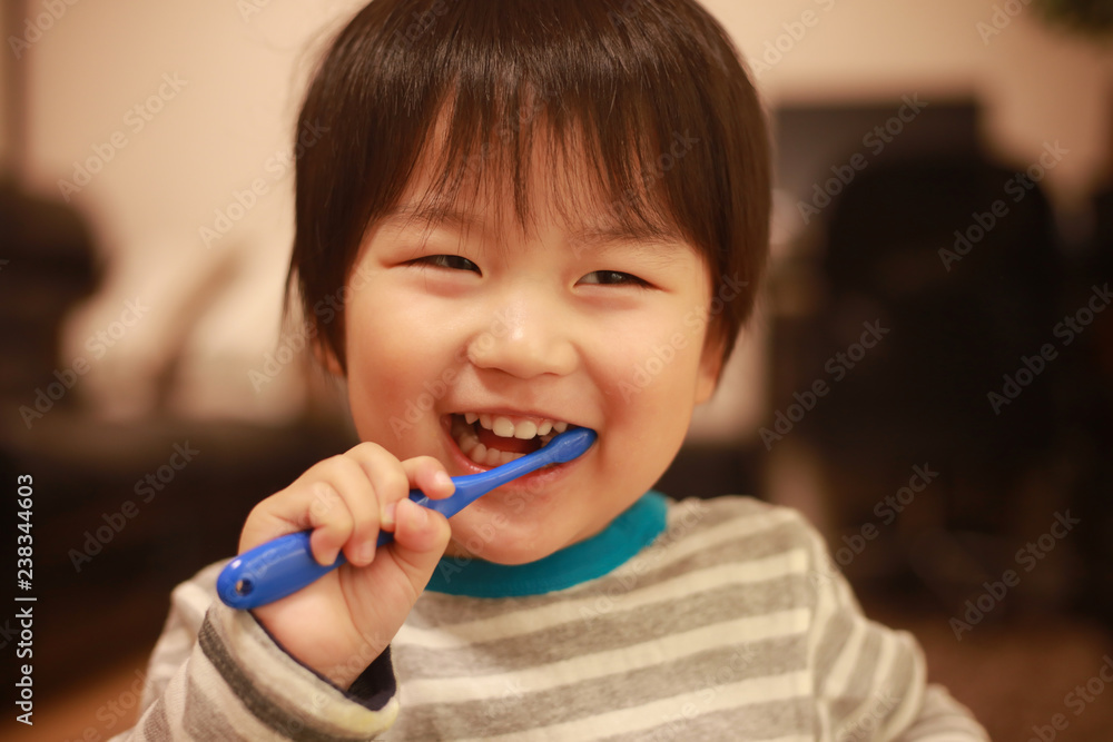 歯磨きする男の子