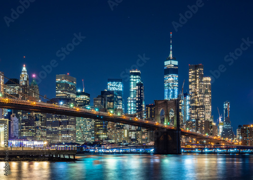 ニューヨーク　ブルックリン・ブリッジとマンハッタンの摩天楼 © oben901