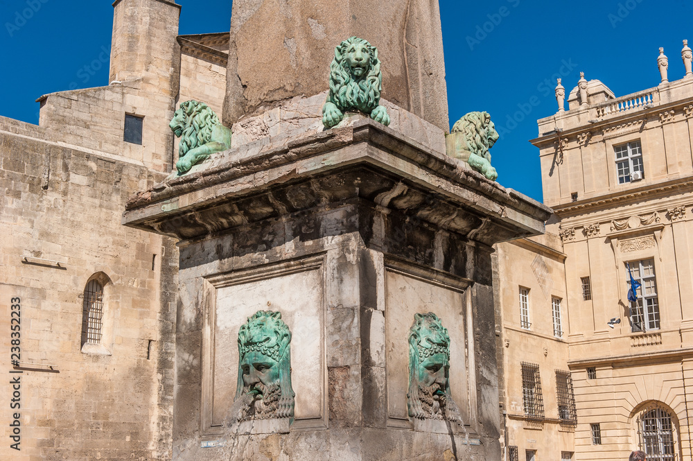 Brunnenfiguren in Arles in Südfrankreich