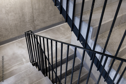 Foto Elegant black steel rail on concrete staircase detail, Modern minimalist escape