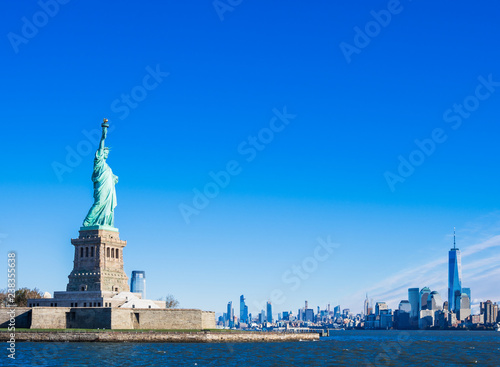 ニューヨーク　自由の女神とマンハッタンの摩天楼 © oben901