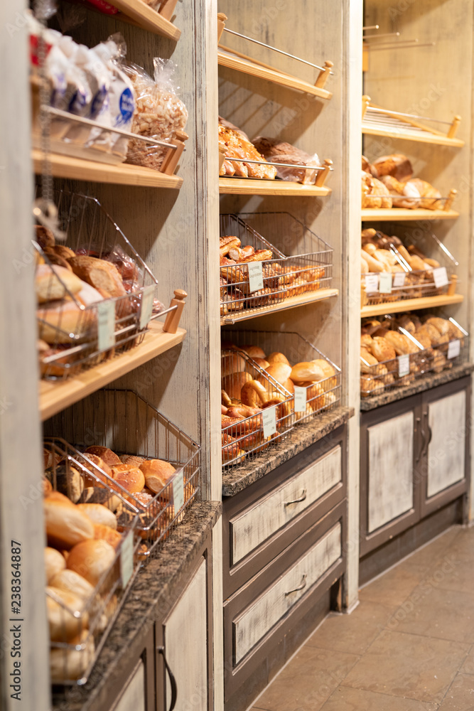 Regal mit Broten und Brötchen Auslage in Bäckerei - Variante 2